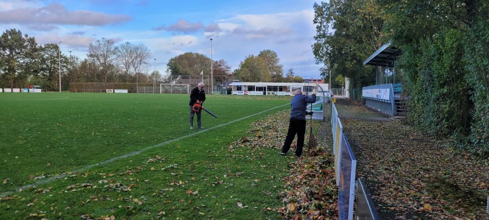 Hoofdveld bladvrij gemaakt voor derby tegen FC Axel